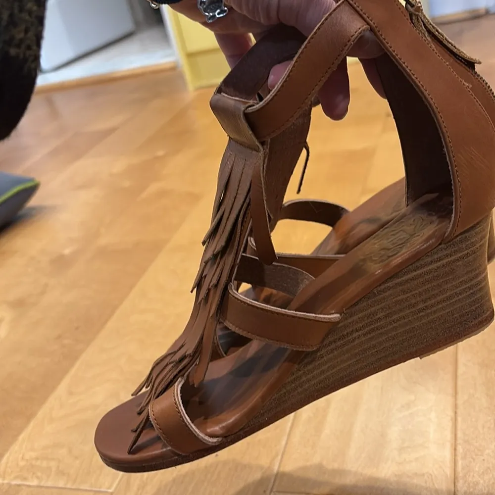 Elf Fly Away fringe sandals sz 9 lights brown leather wedge - Image 4