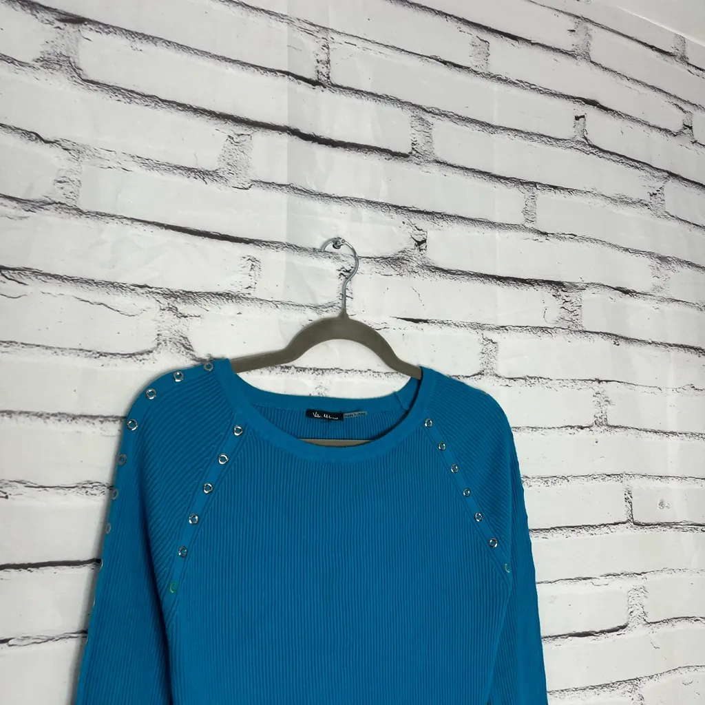 Vilce Milano Teal Ribbed Long Sleeve Pullover Top Women’s Small Stud Shoulder Blue - Image 3