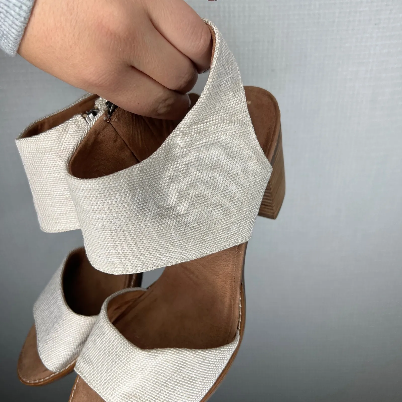 TOMS Women's Size 9.5 Beige Canvas Heeled Sandals Block‎ Heel Minimalist Majorca - Image 4