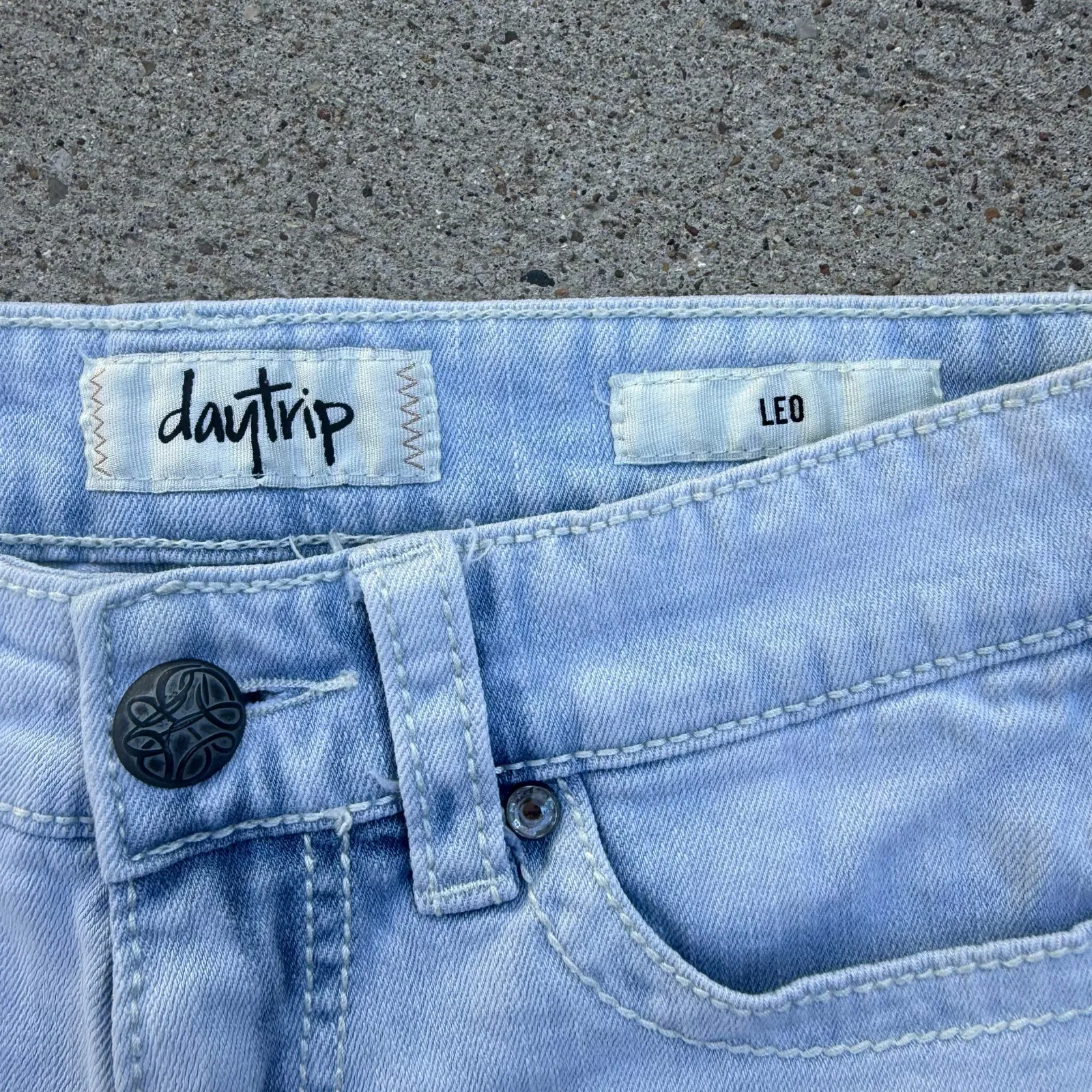 Daytrip Leo Light Wash Bling Cut Off Frayed Hem Blue Jean Shorts DBK310 Size 26 - Image 2