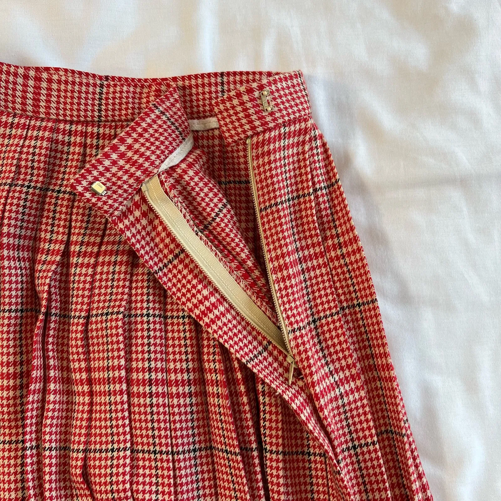 Vintage Women's 8 Evan-Picone Petites Red Pleated Midi Skirt Herringbone Plaid - Image 5