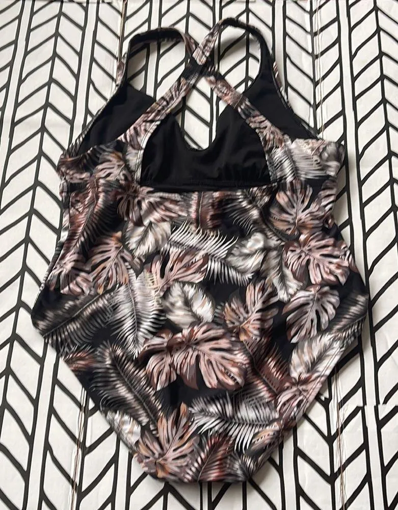 Hurley XXL 4 way stretch one piece swimsuit with cross straps - Image 4