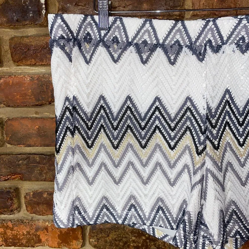 One 5 One White Gray Black Metallic Gold Chevron Stripe Pull-On Short Size Large - Image 2