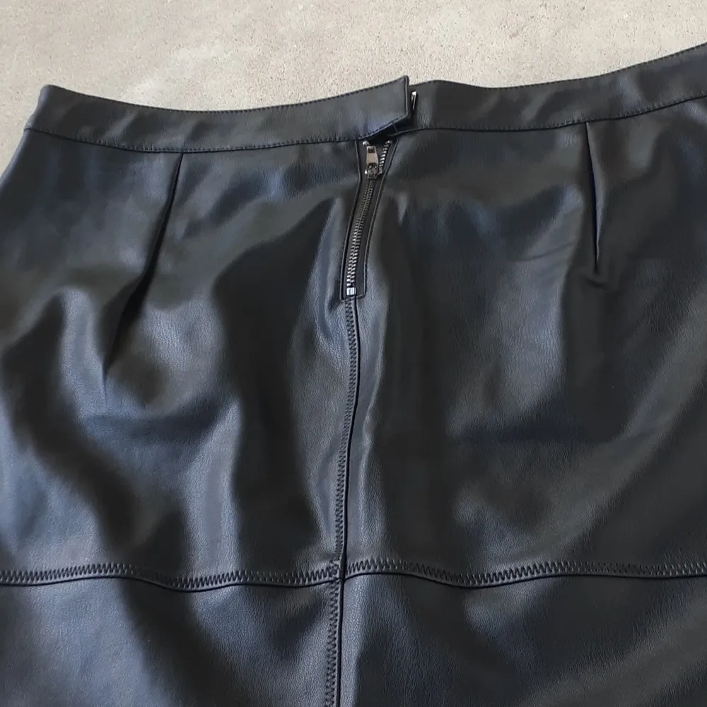 Fahsyee Black Pleather Skirt SIZE L Size L - Image 4