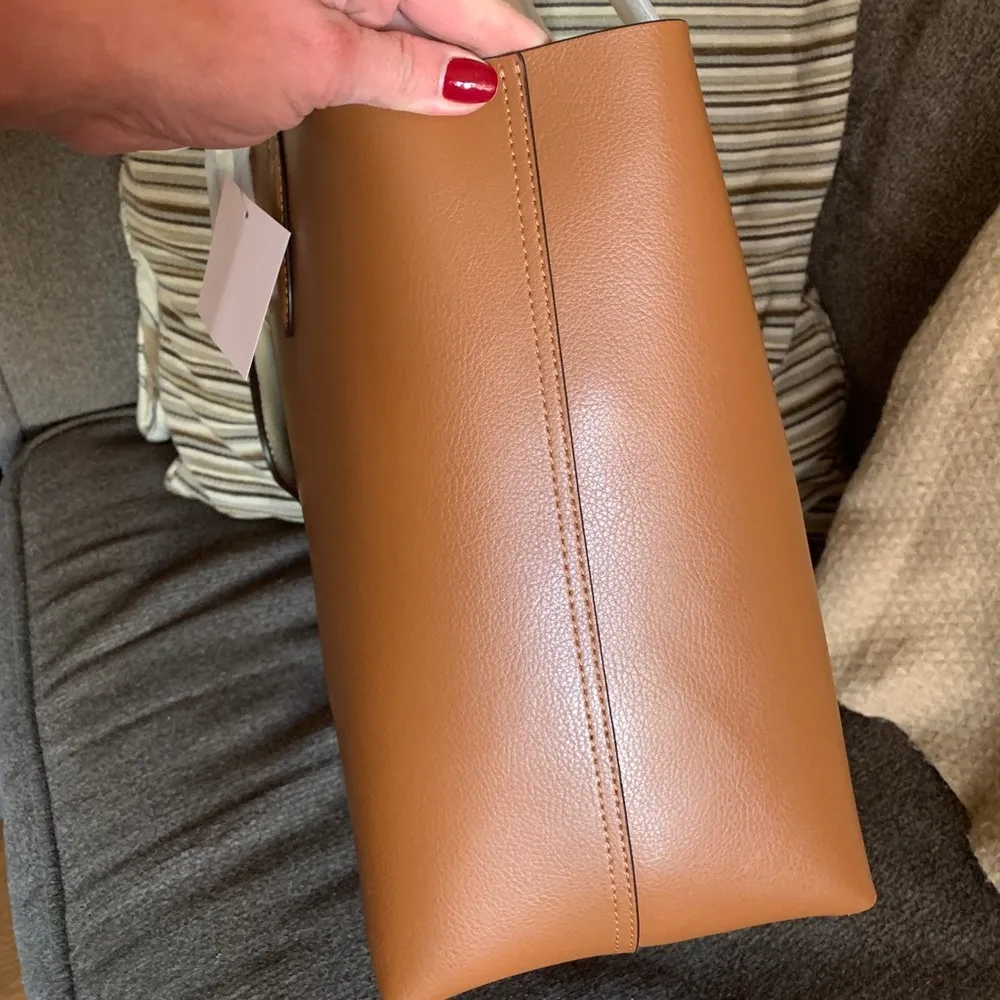 Authentic KATE SPADE Pebbled leather REVERSIBLE Open tote with zip coin - Image 4