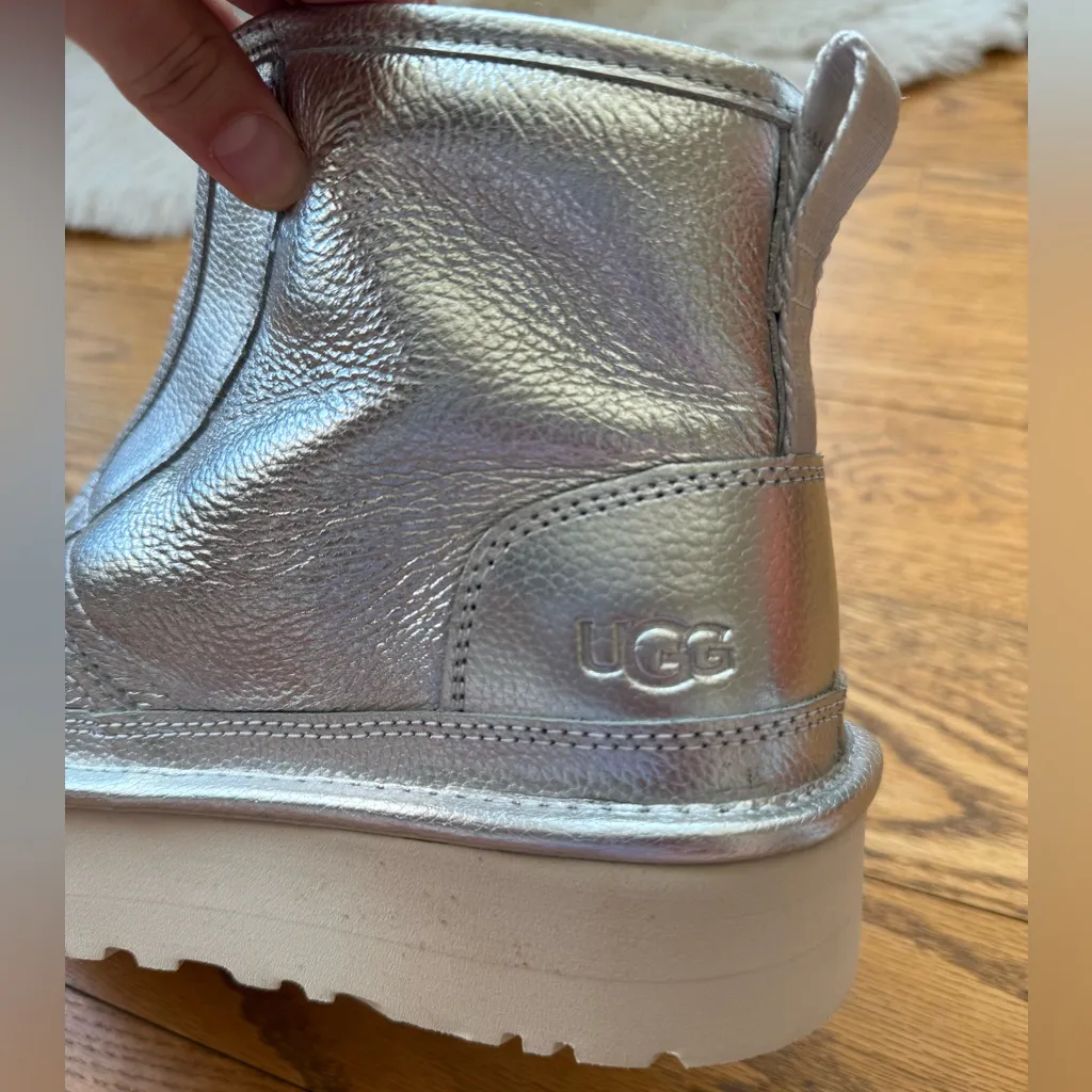 UGG metallic silver zip up Neumel Platform Boots size 9 - Image 11