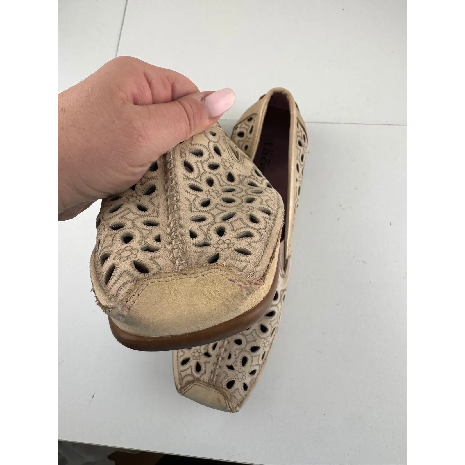 Taos Expose Beige Laser Cut Leather Slip On Loafers Shoes Size 7 Comfort Gold - Image 7