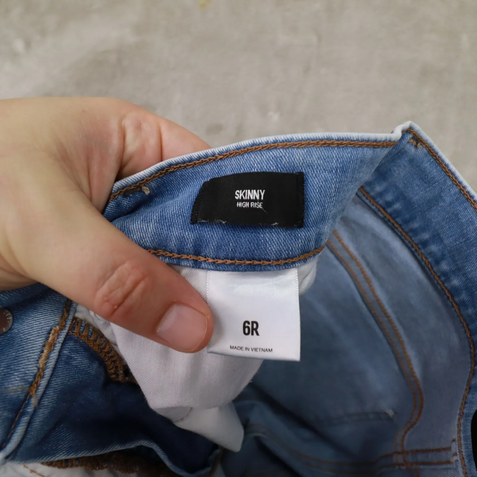 Express High Rise Skinny Jeans Light Wash Gradient Raw Hem Womens size 6 Stretch - Image 7