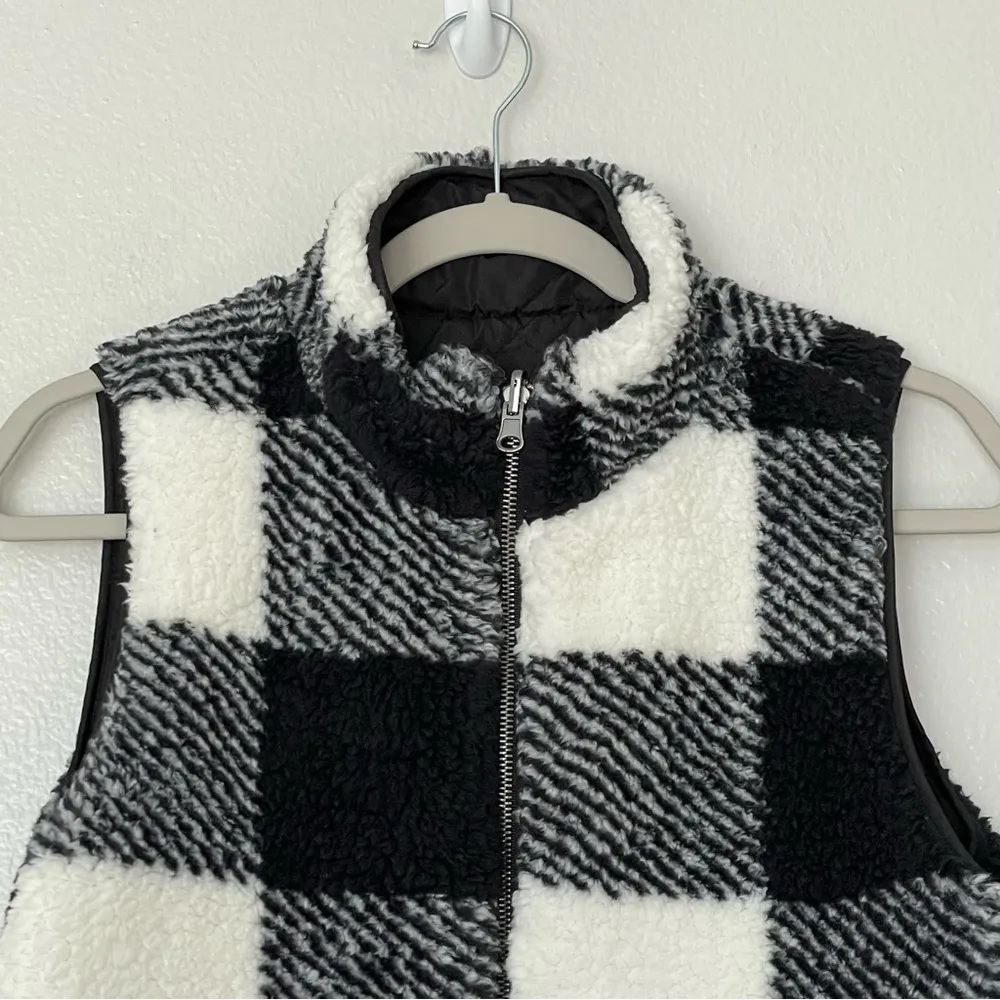 NWOT Thread & Supply Reversible Black/White Plaid Sherpa Fuzzy Vest Size Small - Image 9