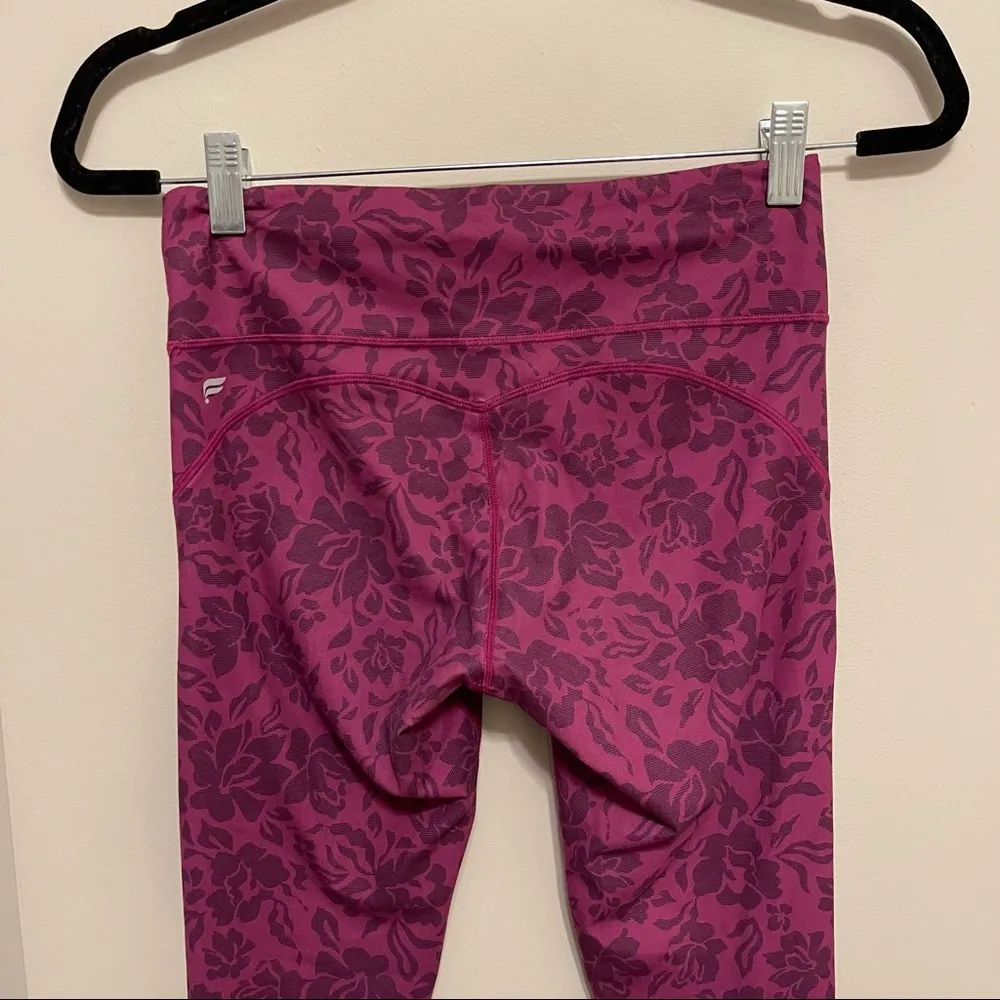 Fabletics Mid-Rise Printed PureLuxe Capri in Primrose Raspberry Size Medium - Image 4