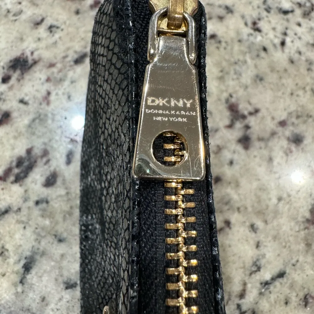 DKNY Wristlet Wallet Faux Snakeskin Leather‎ Clutch - Image 4