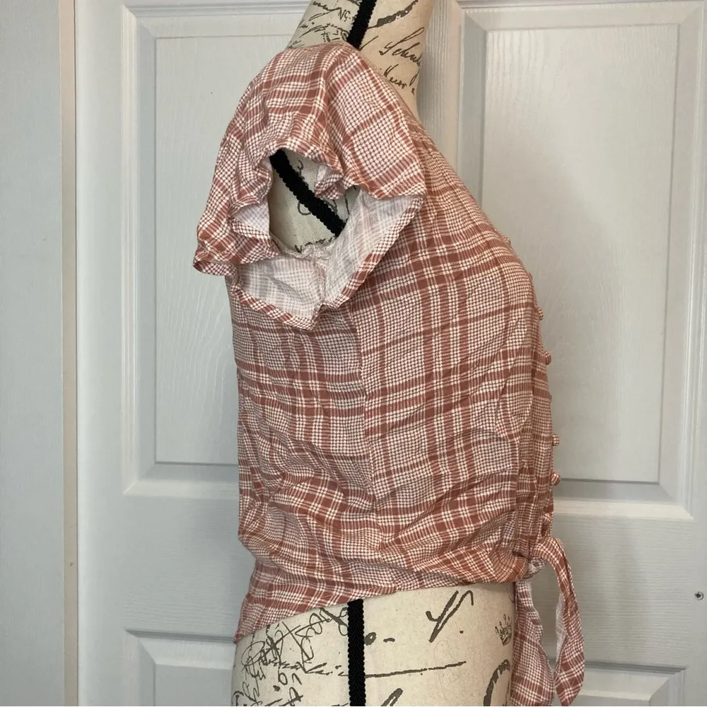 Sim & Sam NWOT  Cropped Flutter Sleeve Button Up - Image 3