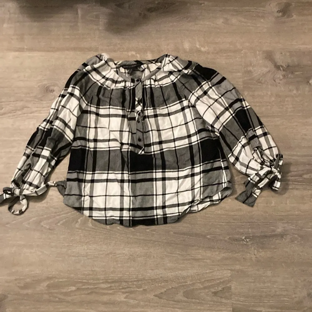 White House black market black and white checkered top size 6P - Image 2