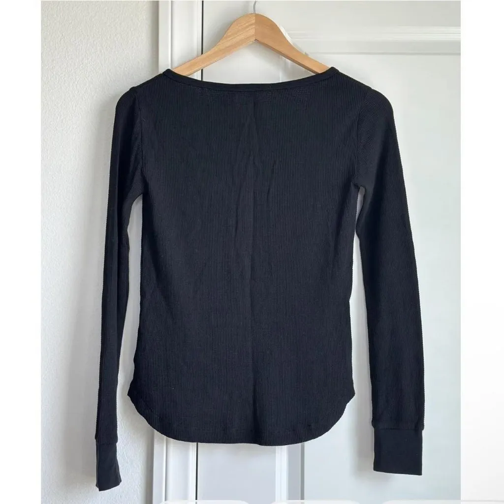 Madewell Waffle Knit Scoopneck Henley Tee in Jet Black, Size X-Small - Image 9
