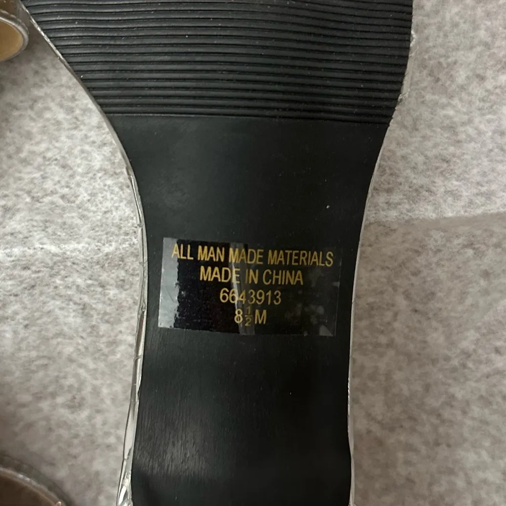 Classique 2 inch silver snake skin type finish heels Size 8.5. - Image 6