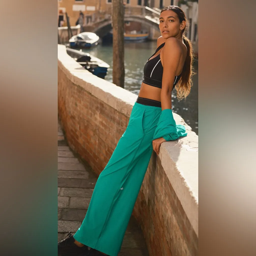 Alo Yoga NWOT Breezy Wide Leg Pants Spruce Green Size M - Image 2