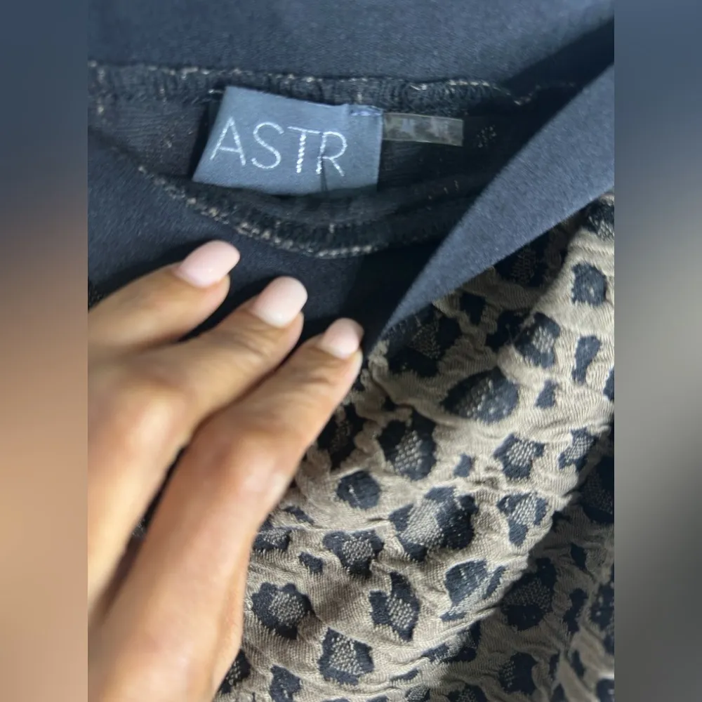 Astr Leopard Print Pencil Skirt - Image 3