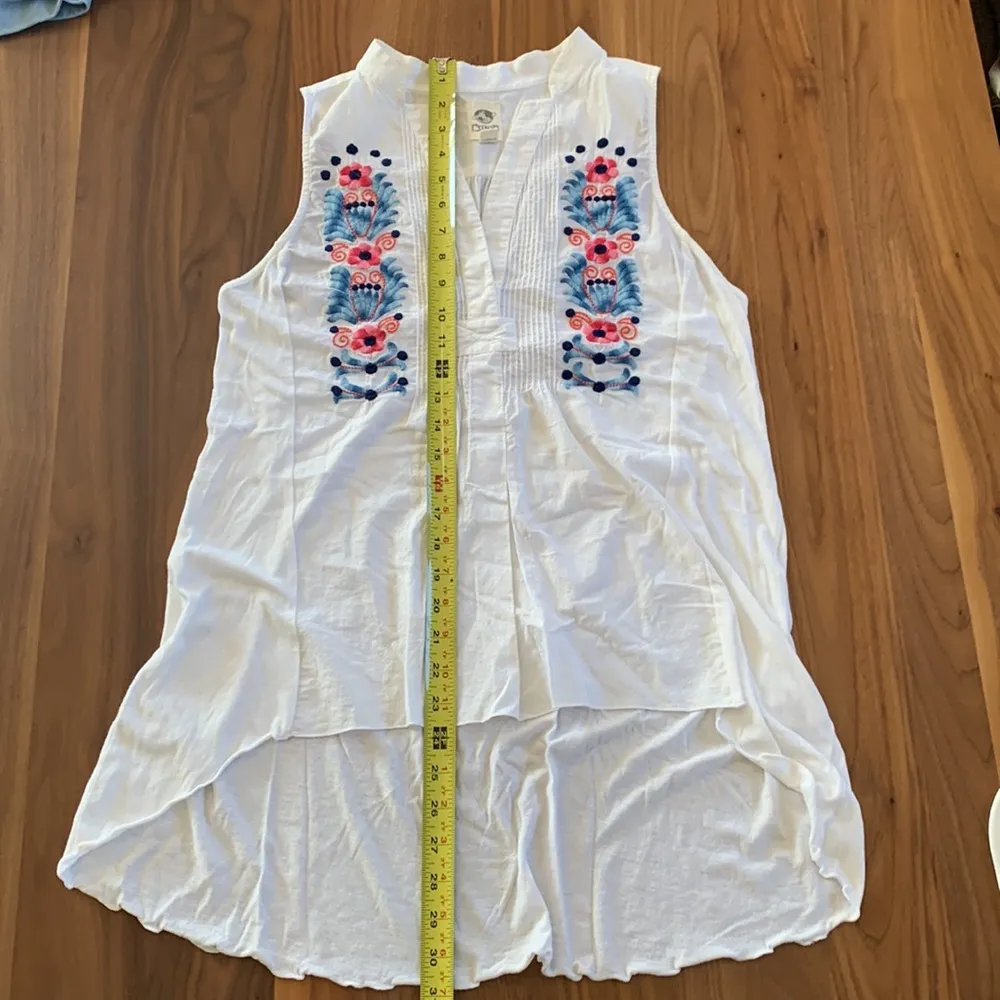 TINY white embroidered tank top - Image 9