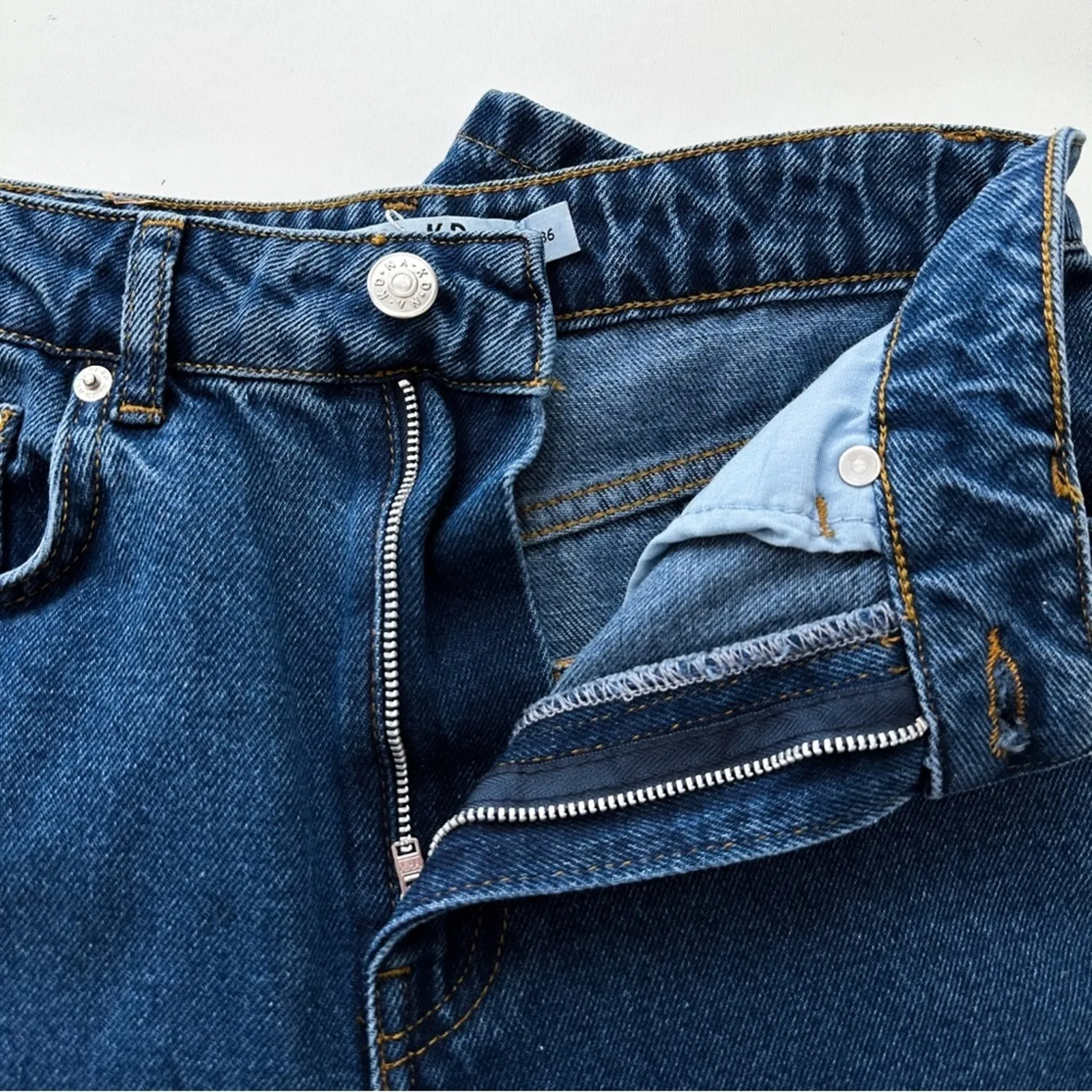 NA-KD Split Hem High Waist Denim Jeans - Image 4