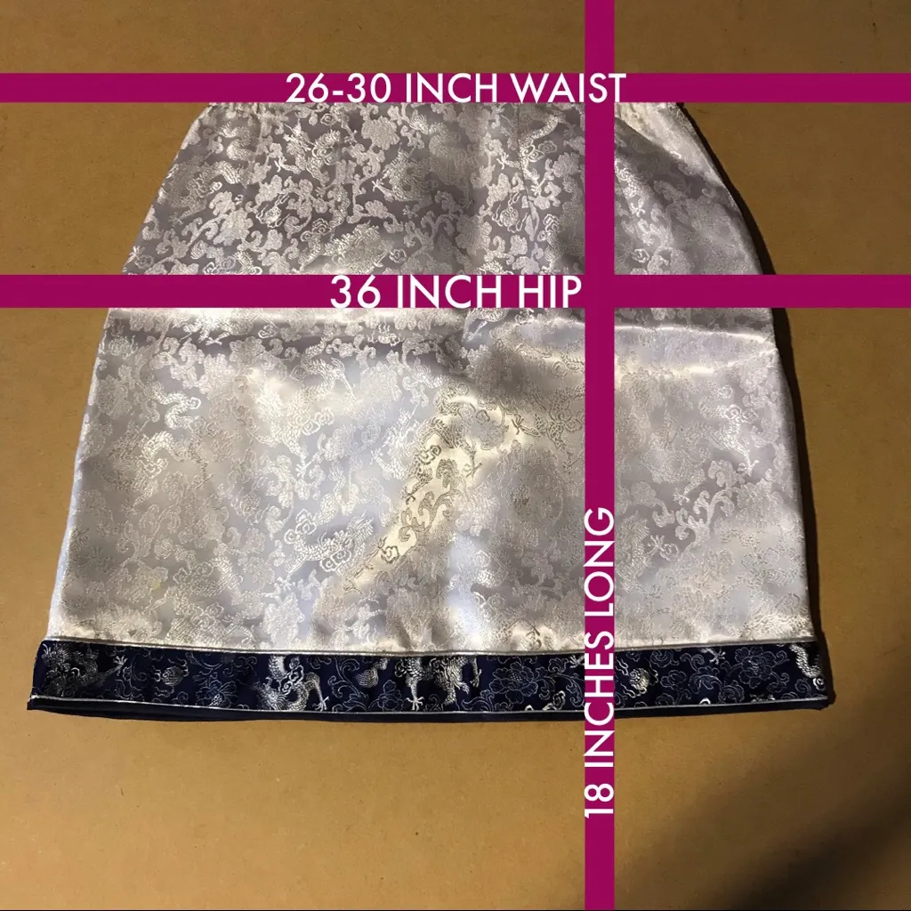 VINTAGE WHITE BROCADE WITH BLUE ACCENTS ASIAN - Image 12