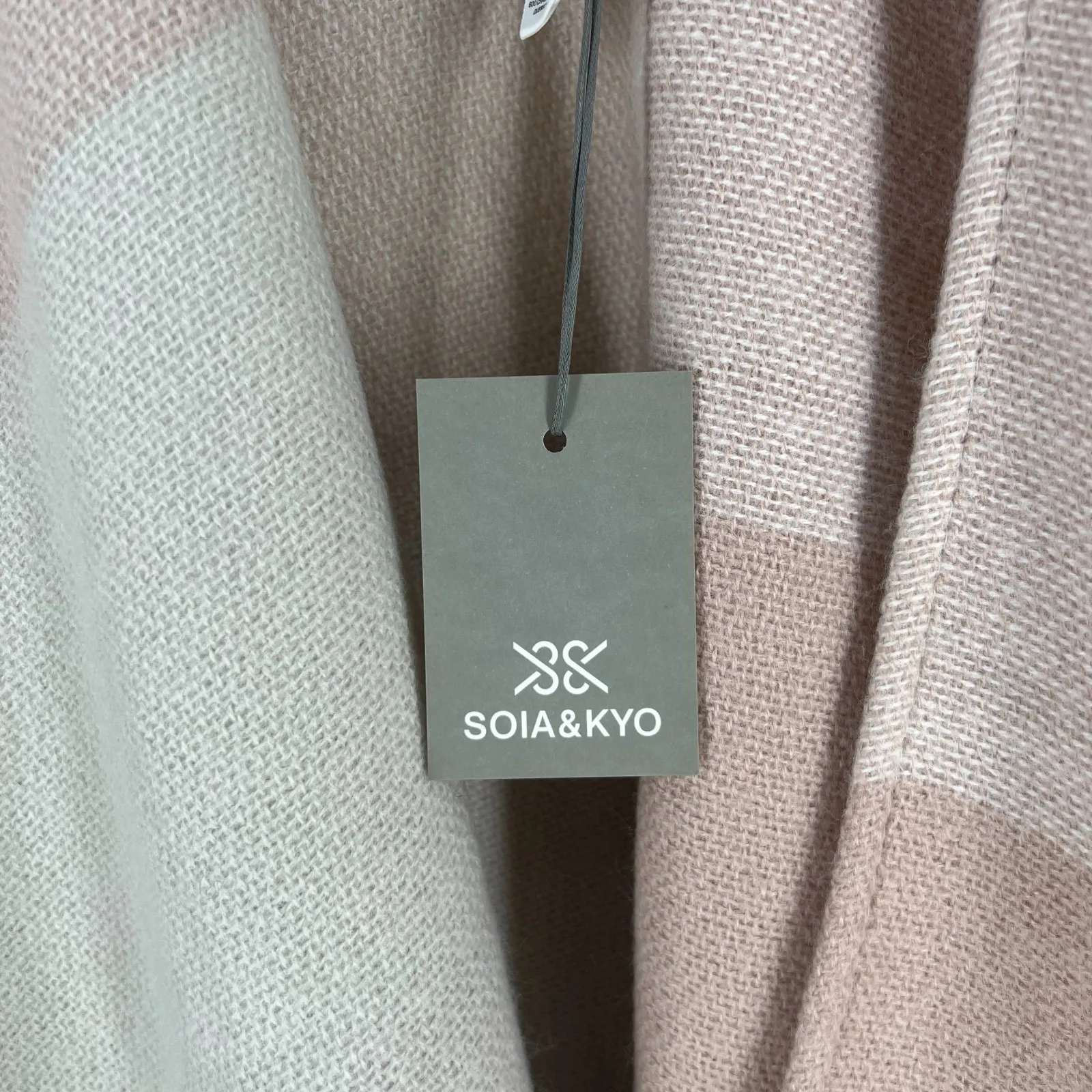 Soia & Kyo Poncho Shawl Womens One Size Pink Cream Knit Fringe Trim Outdoor - Image 4