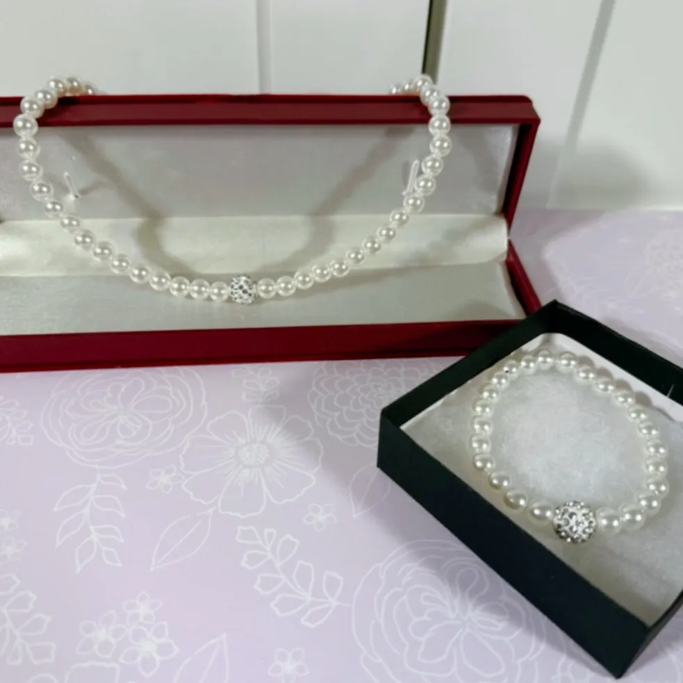 Costume jewelry pearl necklace with matching bracelet. - Image 2