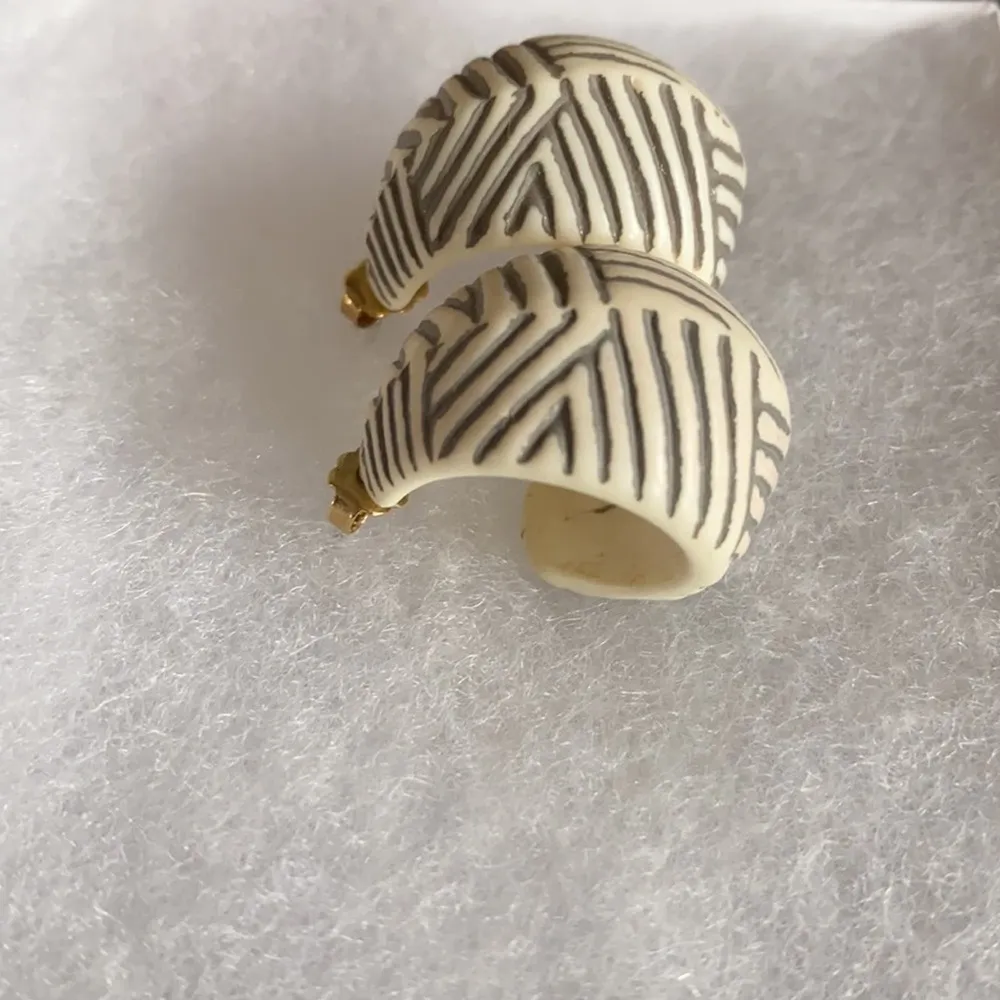 Vintage Avon Sirocco Hoop Earrings Minimalist Jewelry Career Office Business - Image 4