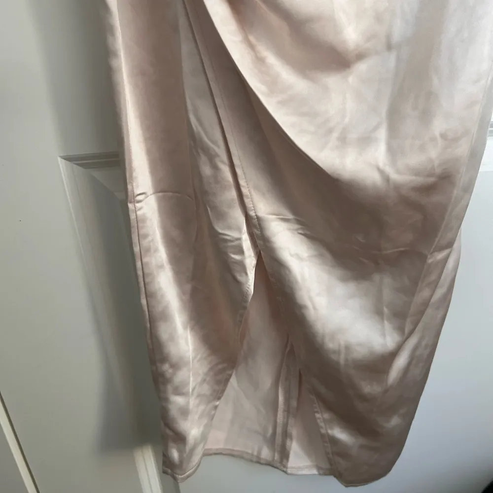 Selfie Leslie DOLCE VITA COWL BUST SATIN CHIC STRAPLESS MIDI DRESS CHAMPAGNE - Image 10