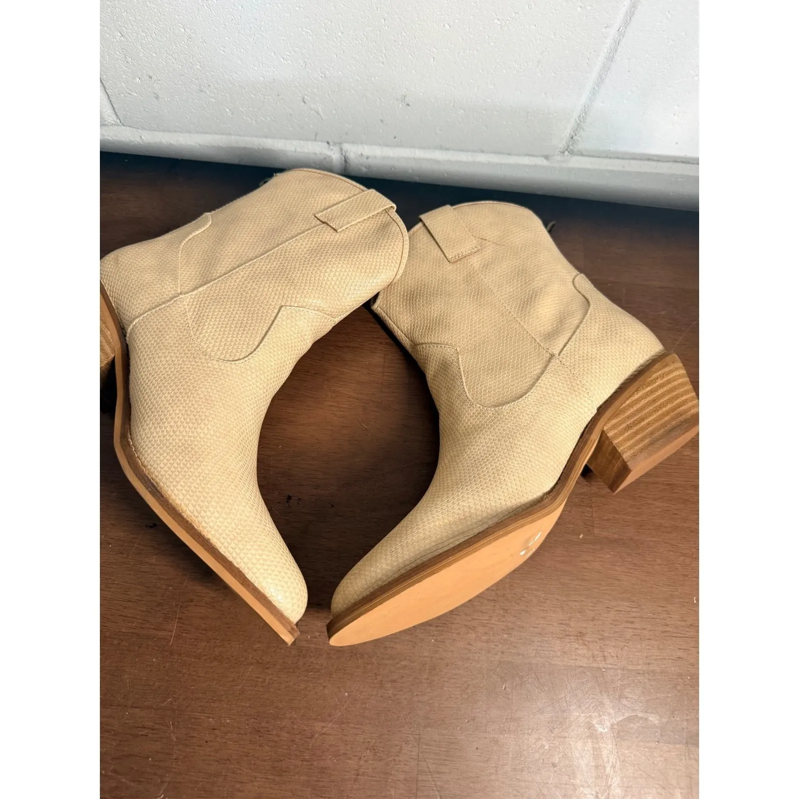 Women's Beige Snakeskin Embossed Western Ankle Boots Zip Close Block Heel Size 9 Tan - Image 6