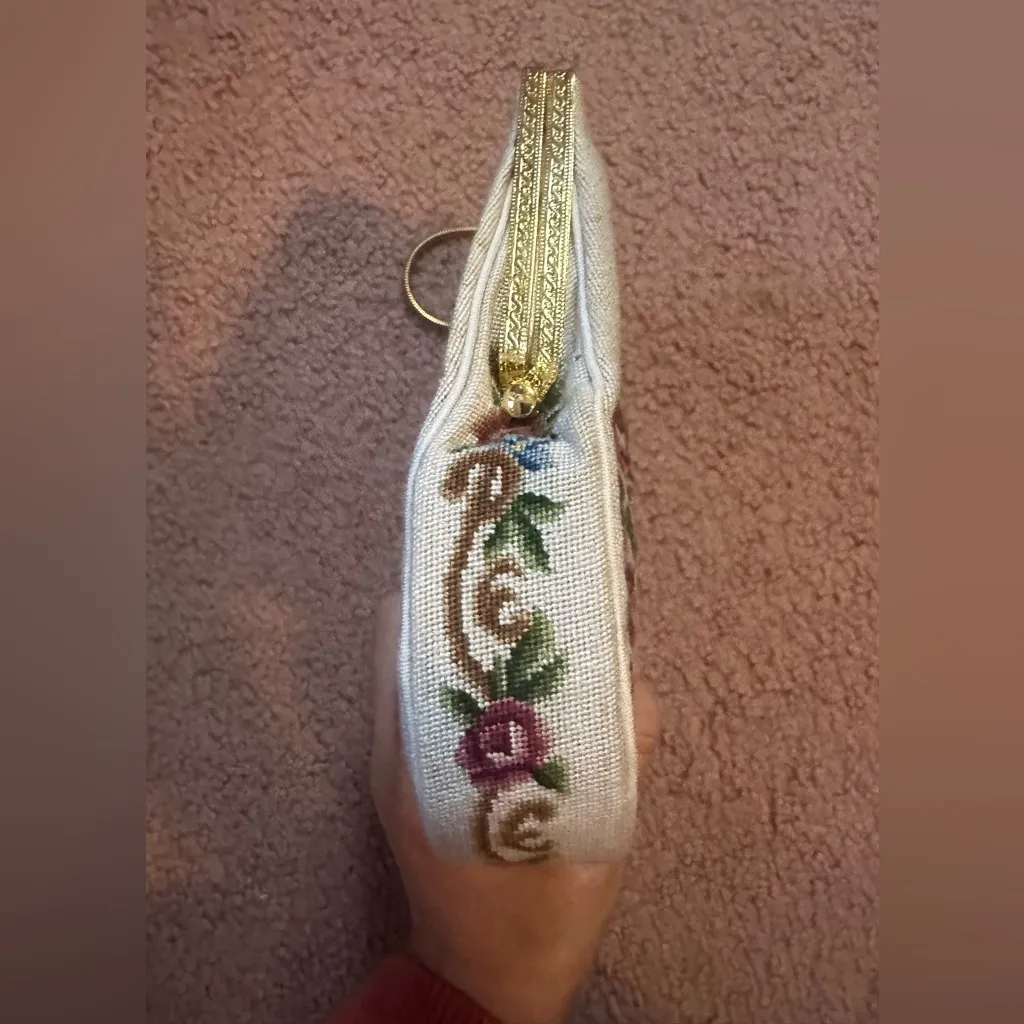 Vintage Petit Point Floral Needlepoint Purse Handmade Squeaky Clean Hong Kong Gold - Image 4