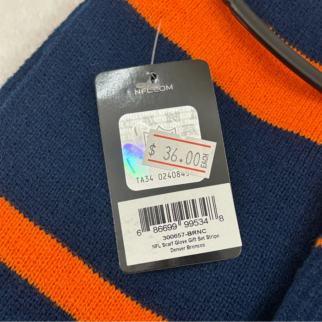 Denver Broncos NFL Football Team Logo Winter Scarf Scarve & Gloves Gift Set - Image 4