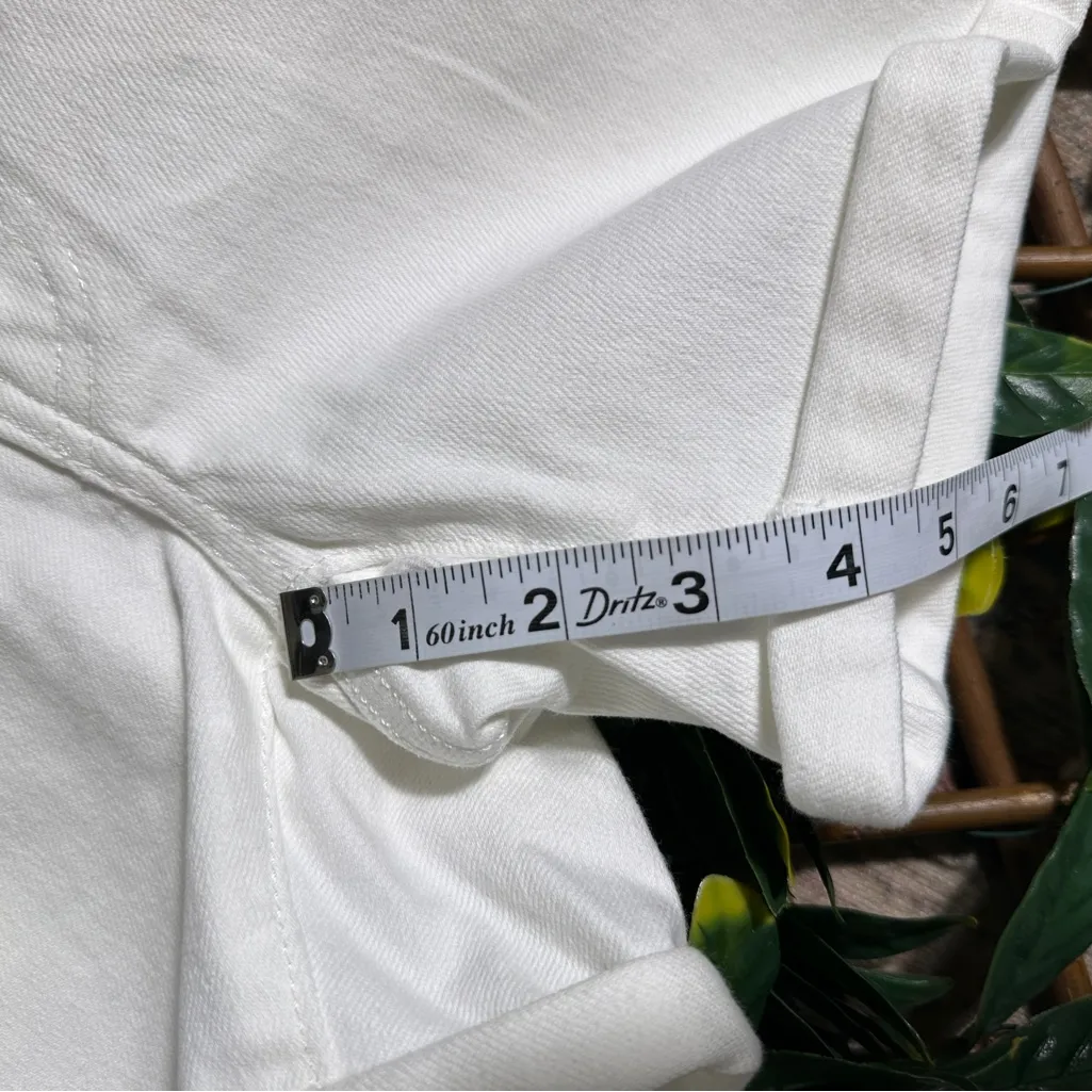 Levi’s White Denim Mid-Length Shorts Size 2 NWT - Image 9