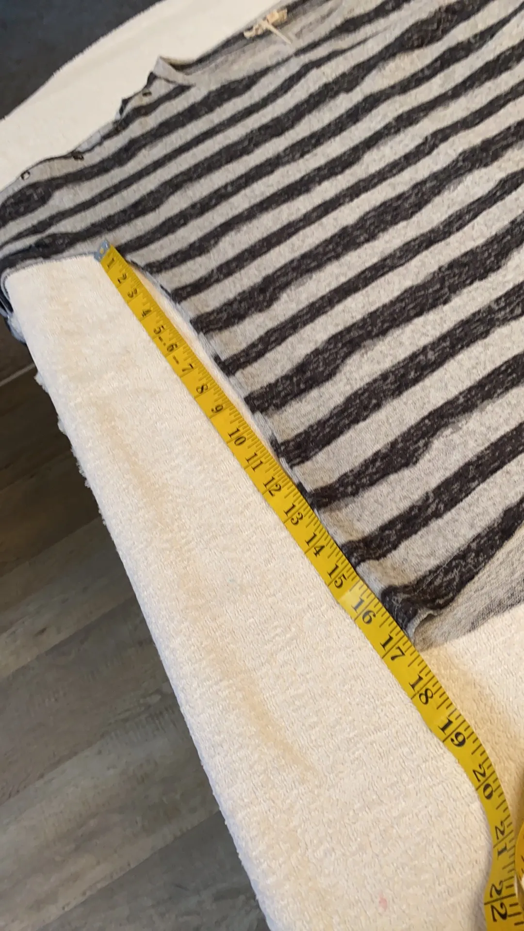 high/low cold shoulder blouse Sz Med - Image 3