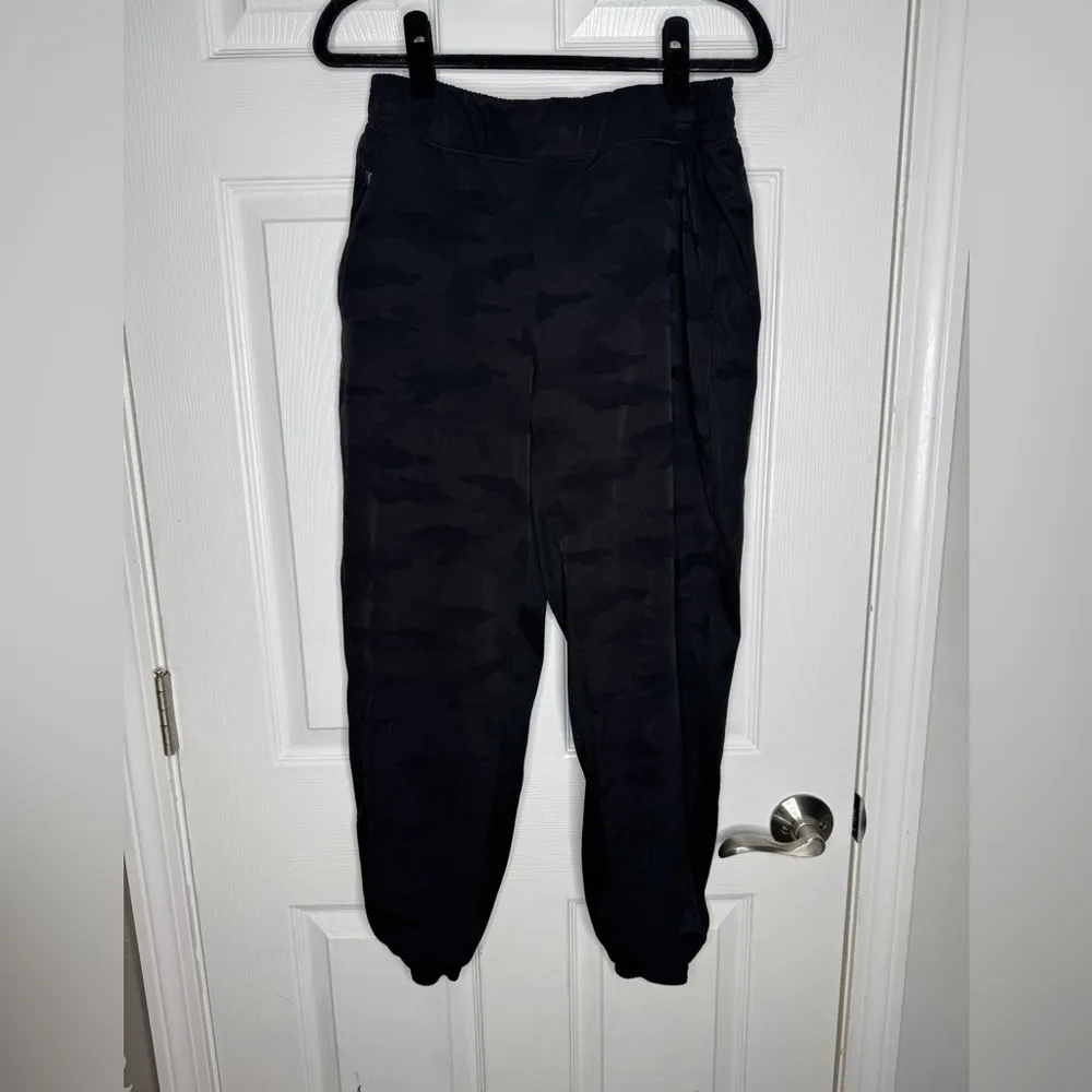 ATHLETA Brooklyn Lined‎ Camo Joggers Black/Gray Size 6 - Image 5