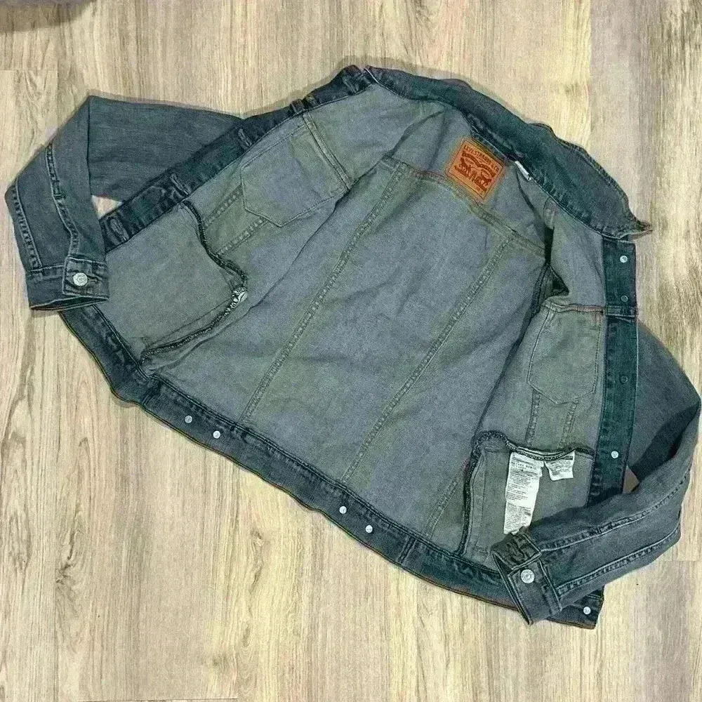 Levi’s Women’s Medium Wash Premium Denim Jean Trucker Jacket Levi Strauss Size S - Image 4