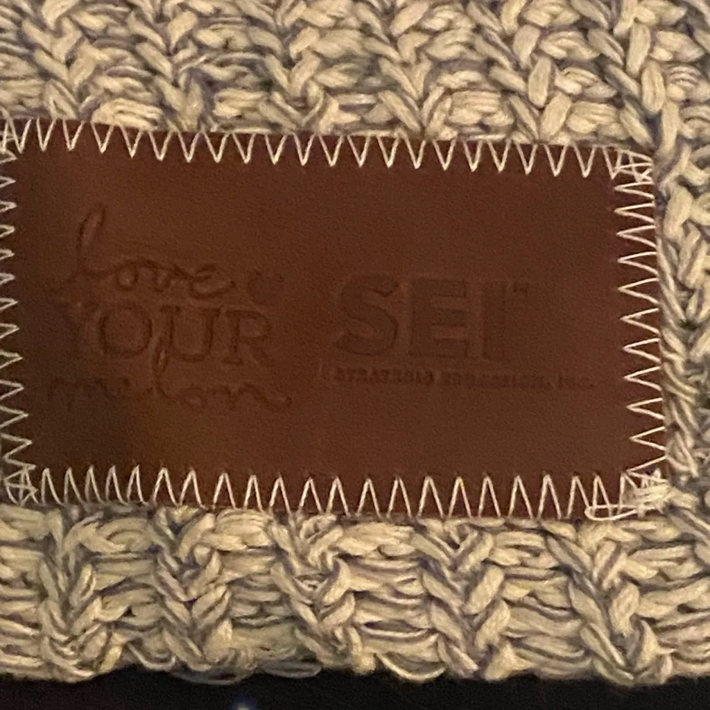 Love Your Melon Womens Navy Blue & White Crochet Beanie Hat Crocheted NWOT - Image 2