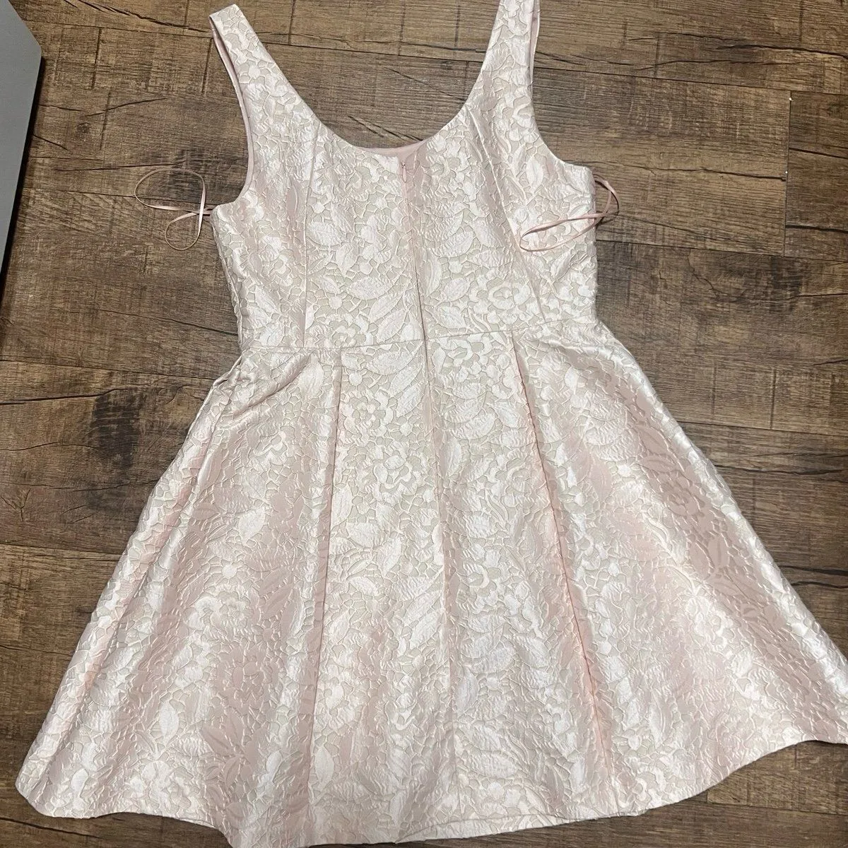 Halston blush pink lace floral jacquard pleated dress. - Image 4