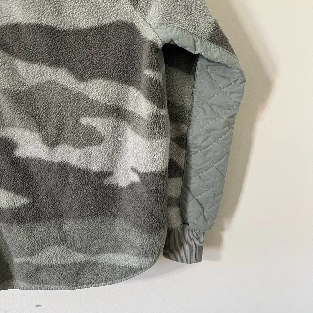 Abercrombie & Fitch Asymmetrical Snap-Up Green Camo Fleece Size XS - Image 7
