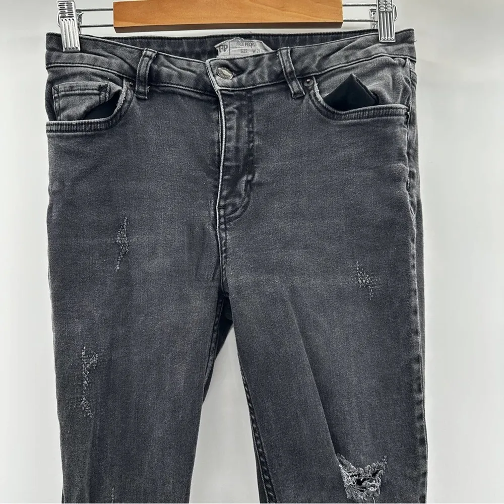 Free People Dark Gray Stone Wash Mid Rise Distressed Raw Hem Cropped Jeans Sz 27 - Image 41