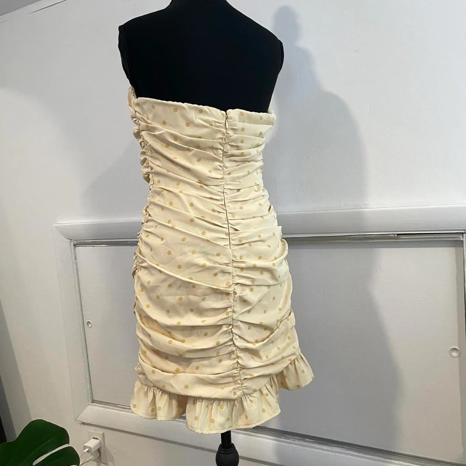 Yellow polka dot strapless dress. lulus size medium - Image 5