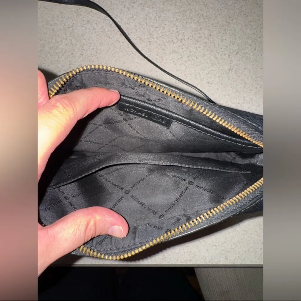 Micheal Kors Jet Set Crossbody bag in black Saffiano leather with gold-tone - Image 3