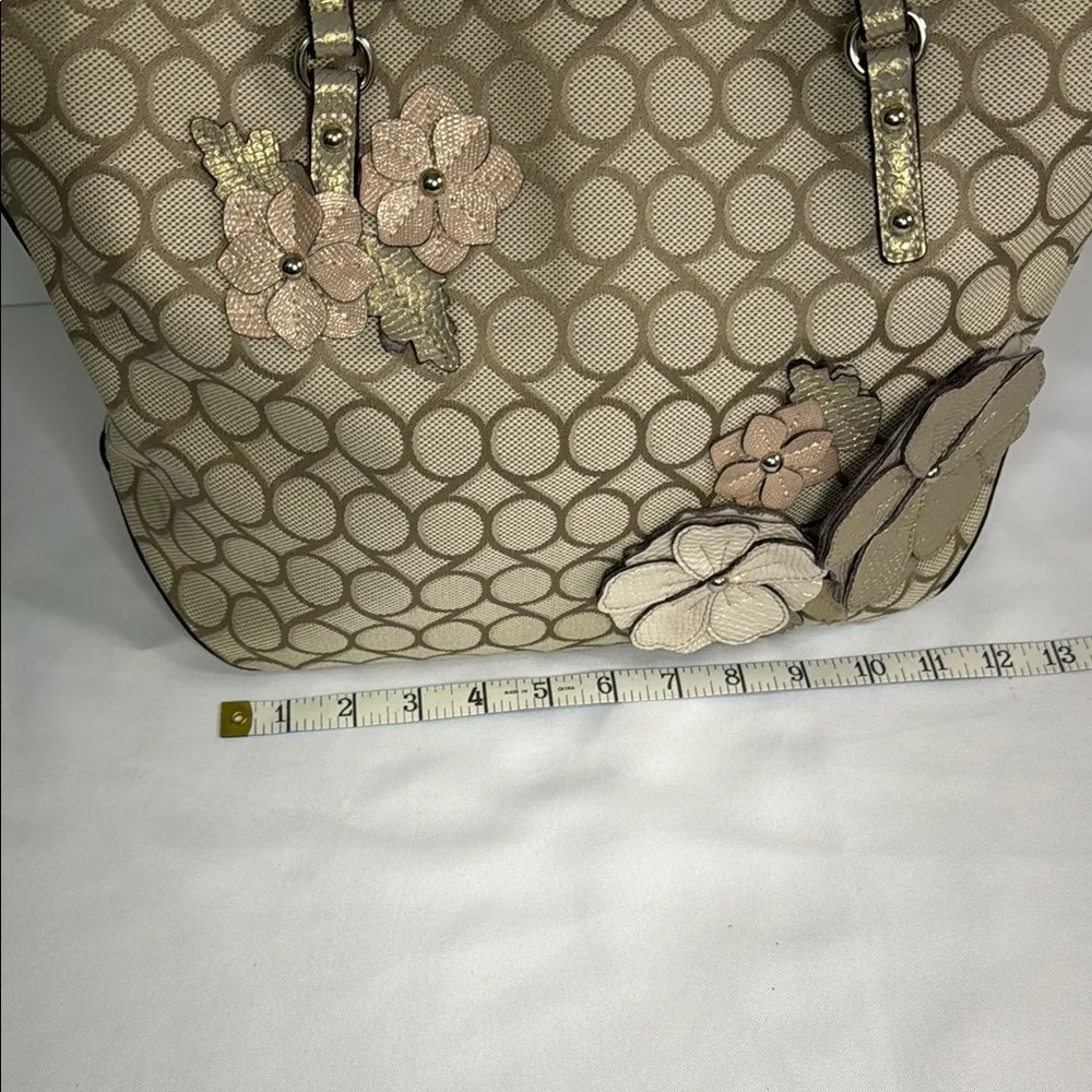 Nine West Cream and Pink Totes Elegant and Spacious - Image 4