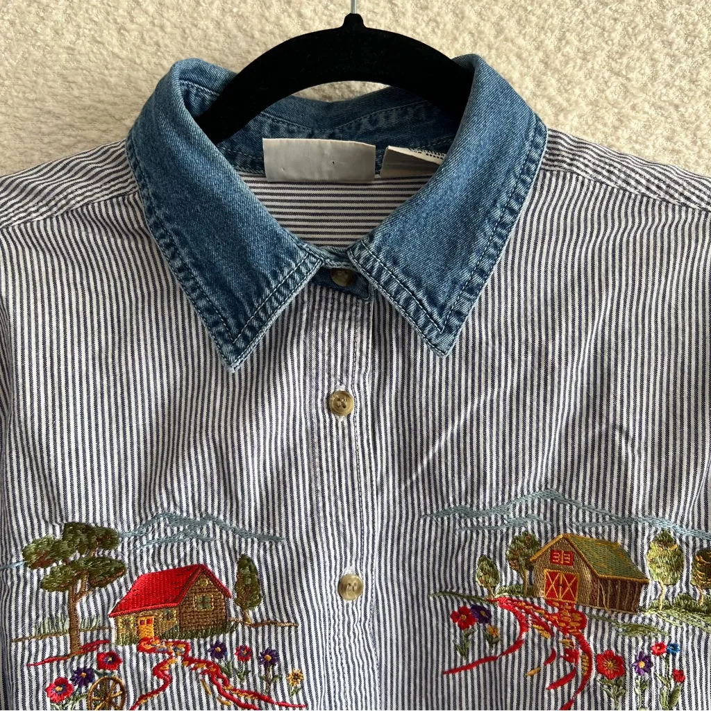 Basic Editions‎ Women’s Vintage Denim Collar Barn Embroidery Shirt Size Medium Blue - Image 5