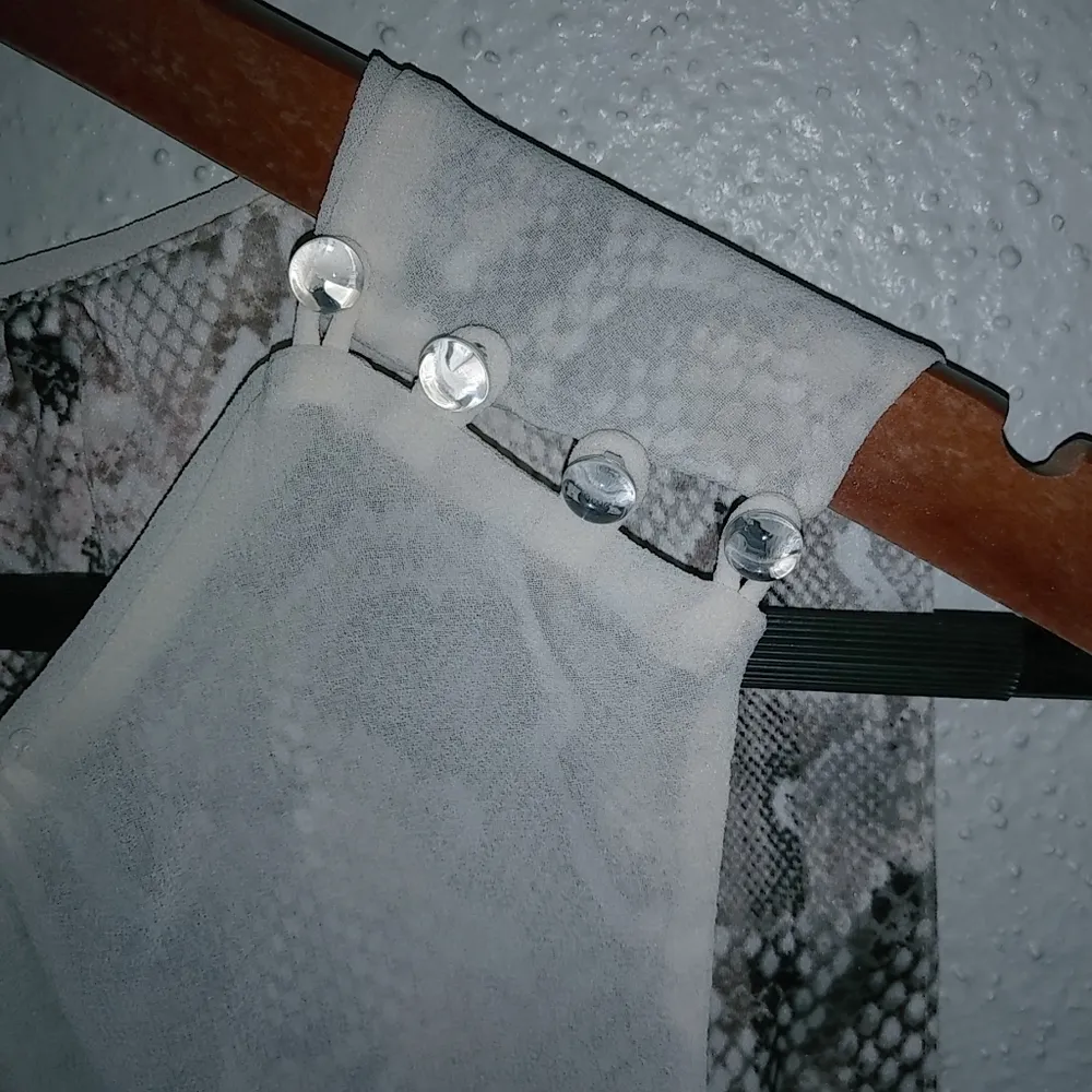 White House Black Market 6 Sleeveless Blush Snake Flowy Top - Image 5