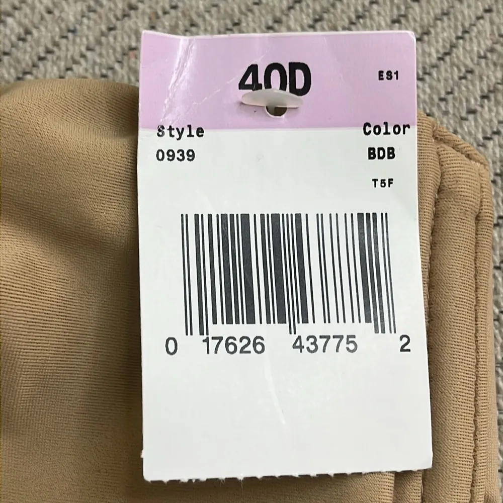 Lilyette by Bali Tailored Strapless Minimizer Bra
#LY0939, Bandeau Bra size 40D - Image 3