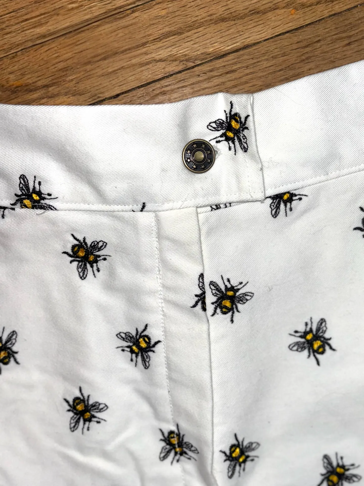 Unbranded Women’s Small White Bumblebee Embroidered Bermuda Shorts Vacation - Image 6