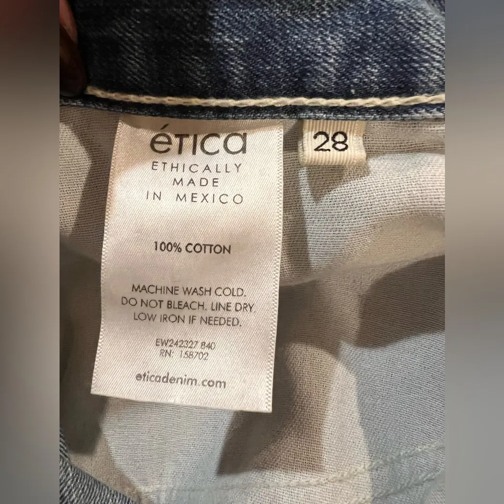 ÉTICA IRIS RELAXED BARREL JEAN, Size 28 Color is light blue wash EUC Like New - Image 6