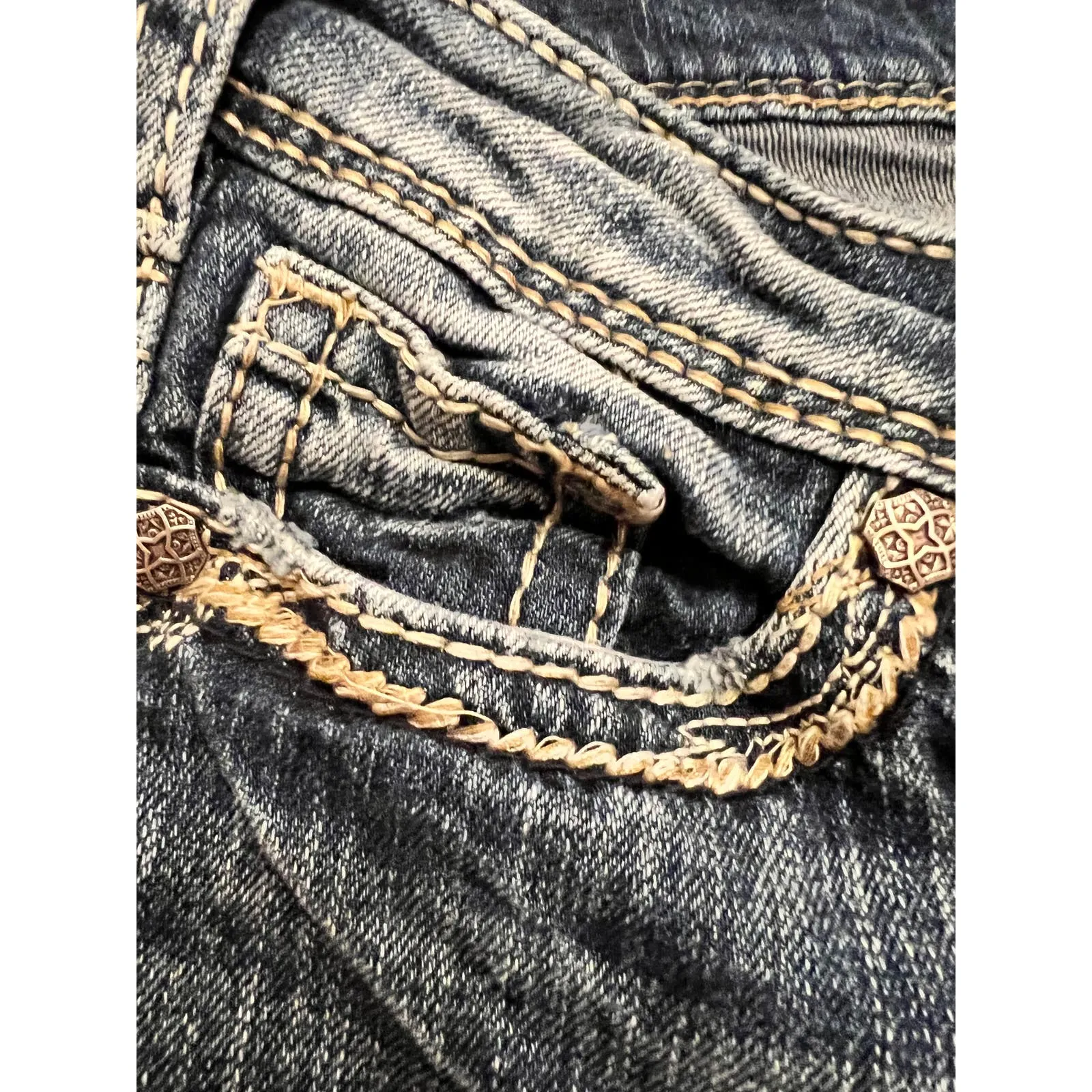 Silver‎ Jean Co. Suki Low Blue Jean Capris Decorative Brads and Fastener W26 - Image 5