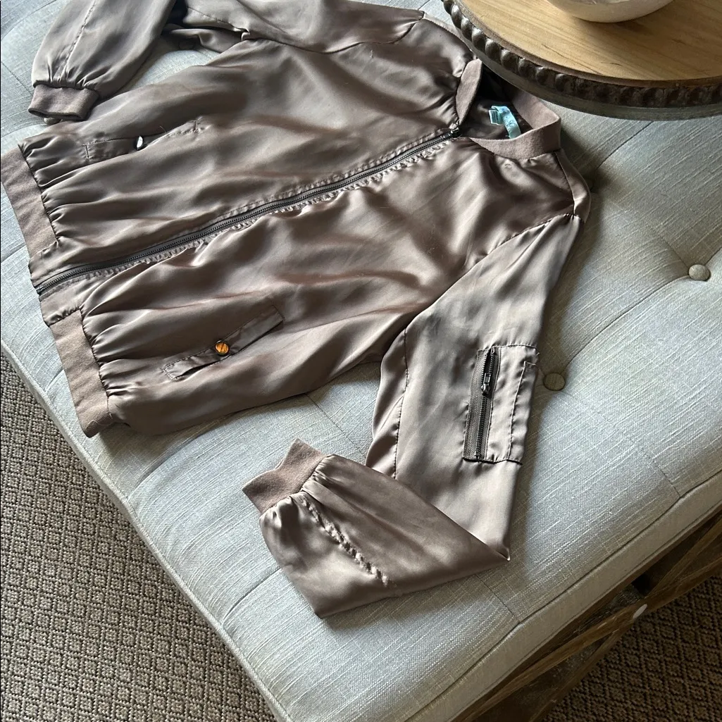 She + Sky Mauve Satin Bomber Jacket Size Medium - Image 3
