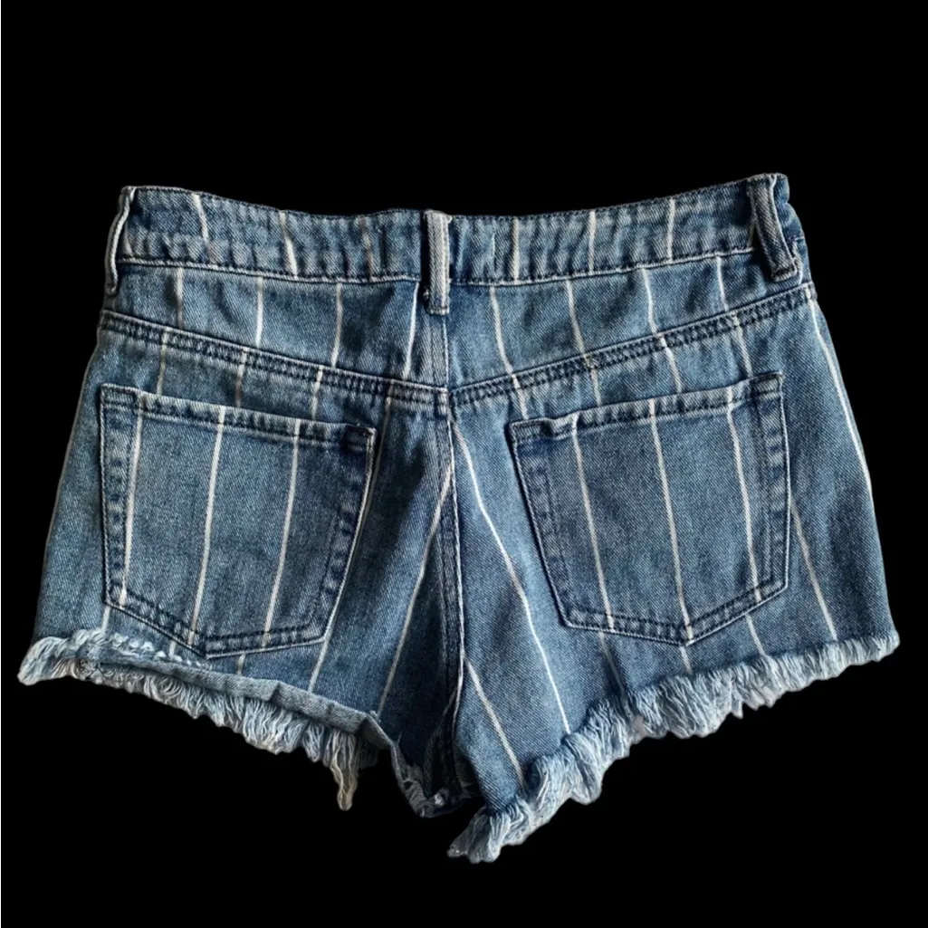 Pacsun Denim Stripped High Rise Festival Short‎ 
Size 26
100% Cotton - Image 9